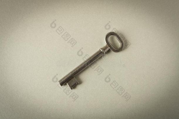 老的钥匙向灰色的背景.钥匙隔离的向灰色的背景