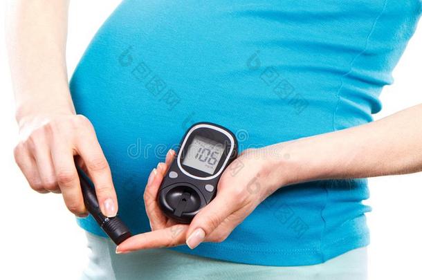 怀孕的女人和葡萄糖计量器校核食糖水平,糖尿病