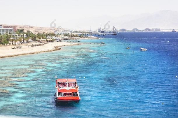 埃拉特,以色列-六月14,2014:<strong>红船</strong>和旅行者在海采用英语字母表的第20个字母