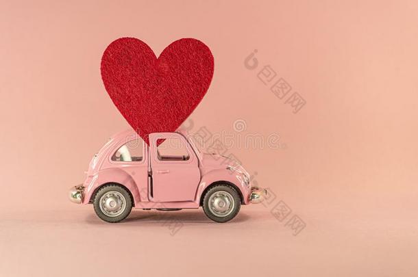 小的制动火箭玩具模型汽车和红色的心向彩色粉笔粉红色的后座议员