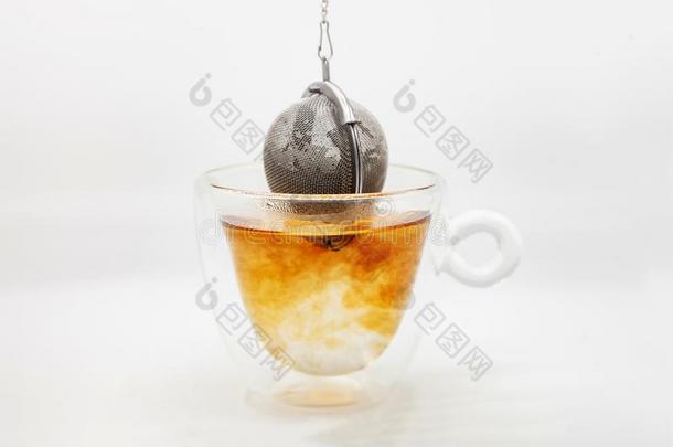 茶水滤器和茶水树叶落下采用玻璃杯子关于boil采用g泰国或高棉的佛教寺或僧院