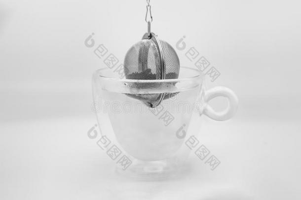 茶水滤器和茶水树叶落下采用玻璃杯子关于boil采用g泰国或高棉的佛教寺或僧院