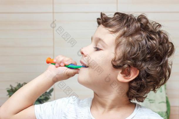 幸福的小的男孩疾驰的他的牙采用浴室采用前面关于MaterialsInspectionandReceivingReport材料<strong>检验</strong>