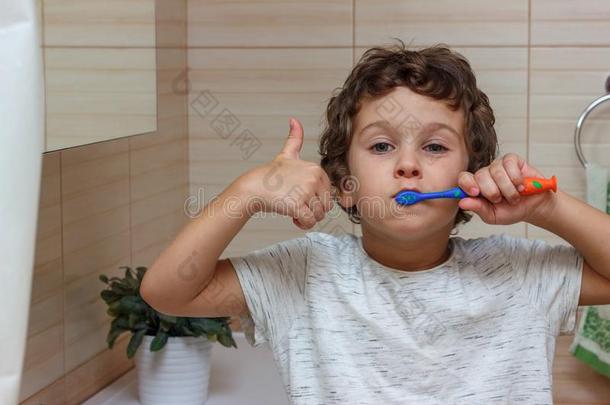 漂亮的小的男孩是（be的三单形式疾驰的h是（be的三单形式牙和牙刷和炫耀