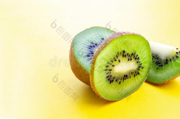 鹬鸵成果隔离的.绿色的新鲜的kiwi成果.有机的营养Colombia哥伦比亚