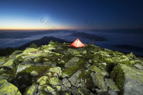 星露营和红色的帐篷