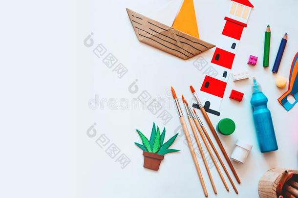 幼儿园或未满学龄的背景.艺术小孩框架和空的