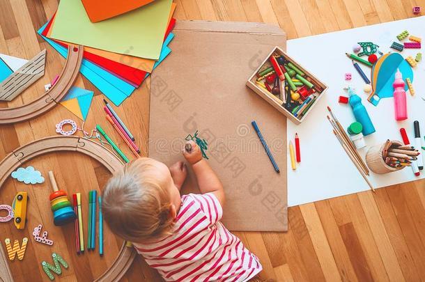小孩绘画和做工艺.幼儿园或未满学龄的背景
