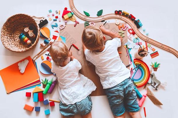 小孩绘画和做工艺.幼儿园或未满学龄的背景