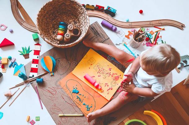 小孩绘画和做工艺.幼儿园或未满学龄的背景