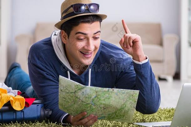 男人计划他的假期旅游和地图