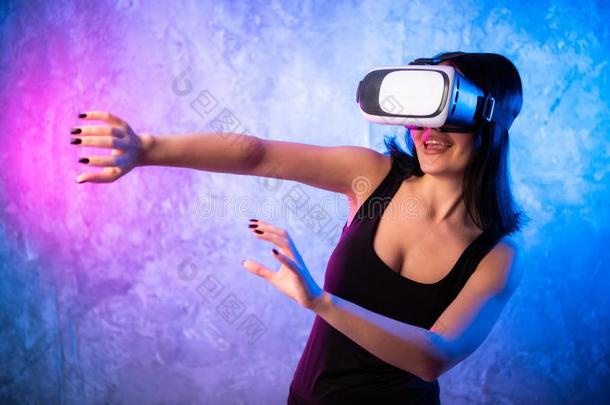 年幼的青少年电脑游戏玩家使人疲乏的VirtualReality虚拟现实眼镜起立和演奏实质上的