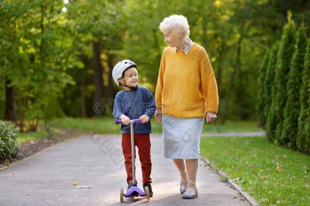 美丽的奶奶和她小的gr和child步行toget她采用一
