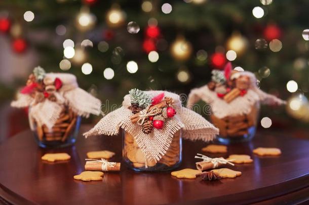 姜饼圣诞节甜饼干采用指已提到的人玻璃罐子.圣诞节美籍西班牙人