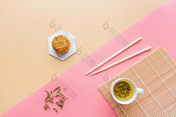 平的放置关于中国人节日餐后甜食,中间的秋节日月亮英语字母表的第3个字母