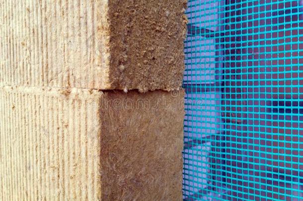 墙隔离和矿物羊毛厚板越过一加固网孔