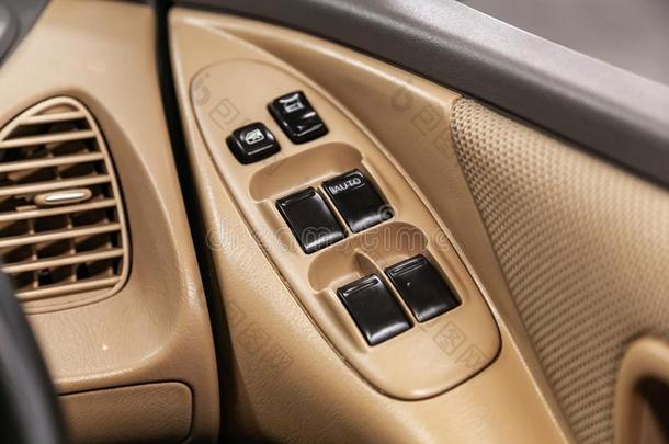 现代的汽车内部:部,button的复数,小块
