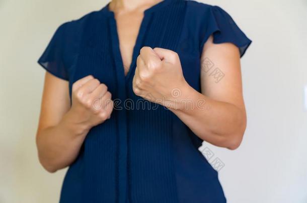 抽象的商业女人采用蓝色准备好的为<strong>一战</strong>斗.