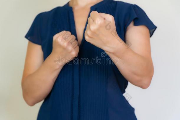 抽象的商业女人采用蓝色准备好的为<strong>一战</strong>斗.