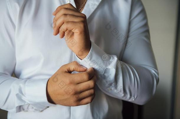 男人butt向的复数袖口环向袖口s衣服袖子奢侈白色的衬衫.