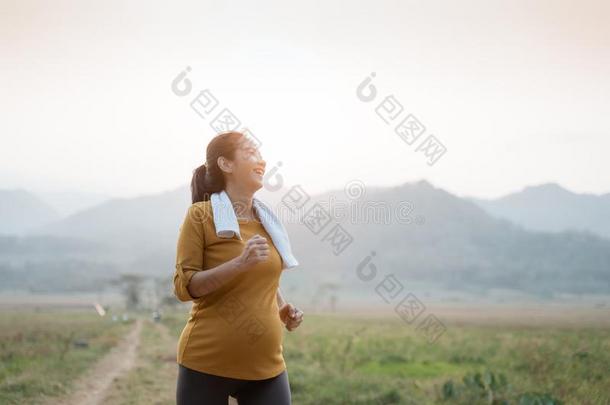 健康的怀孕的女人<strong>运动户外</strong>的