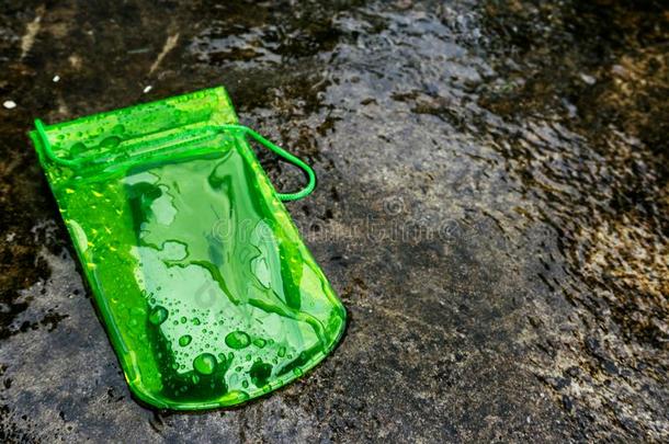 绿色的不透水的可移动的电话例和水小滴向黑的