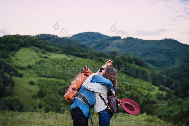 年幼的旅行者对旅行者和背包徒步旅行采用自然,