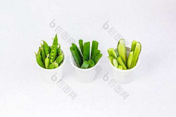 自然的,塑料制品自由的能进行生物降解的碟和绿色的蔬菜
