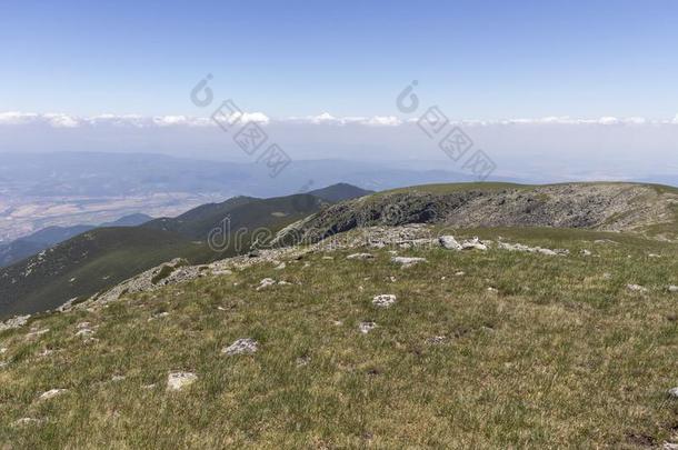 风景在近处贝尔梅肯山峰,里拉山,保加利亚
