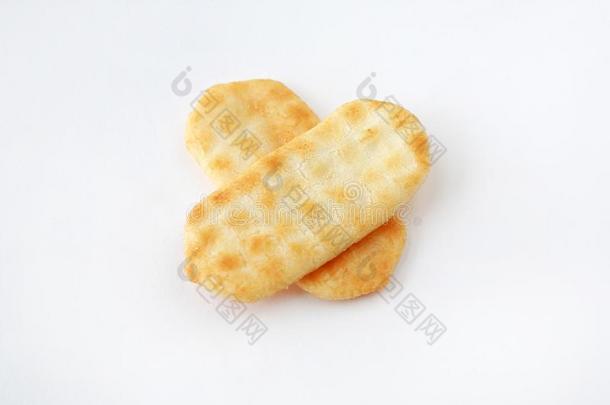 日本人稻薄脆饼干隔离的向白色的背景