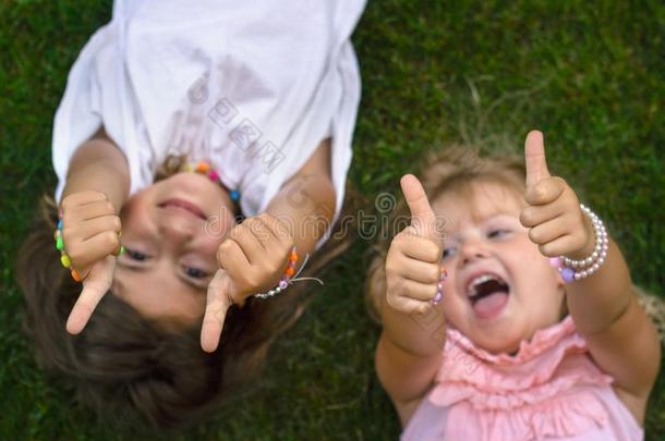 两个小的女儿产卵数向指已提到的人草,笑的和展映拇指