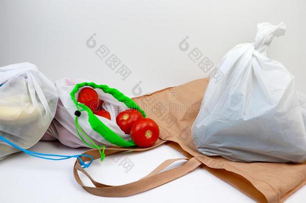 塑料制品袋和economy经济自然的可再用的手提袋为购物和