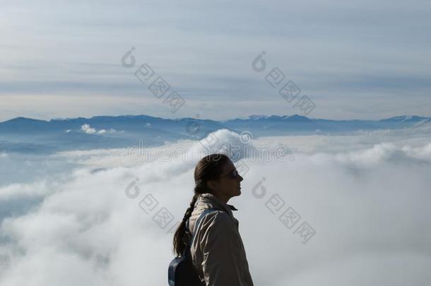 指已提到的人女孩在高的高度在上面指已提到的人云