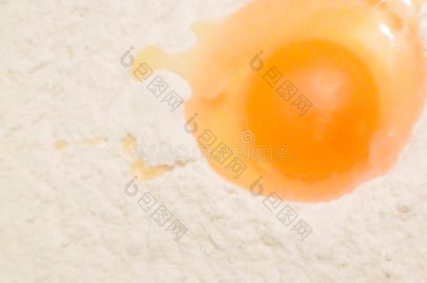 破碎的鸡蛋采用白色的面粉.鸡蛋蛋黄和鸡蛋白色的采用面粉科奇