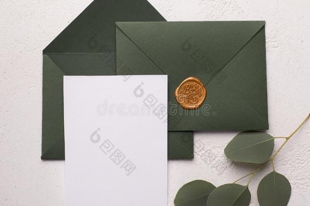 手艺信封和空的明信片为招待文本向白色的