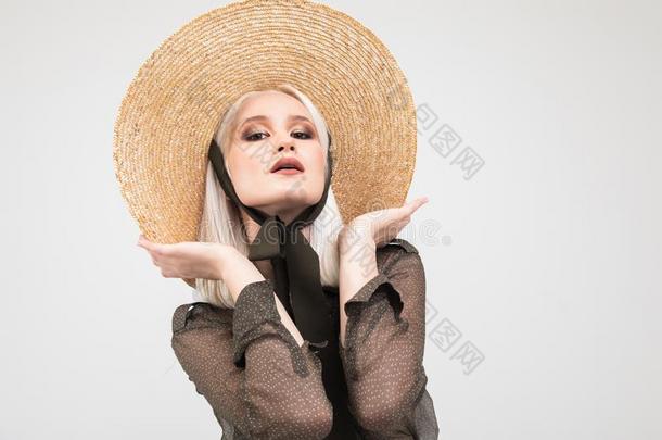 白肤金发碧眼女人女孩采用透明的宽松的上衣Enjoy采用g稻草帽子