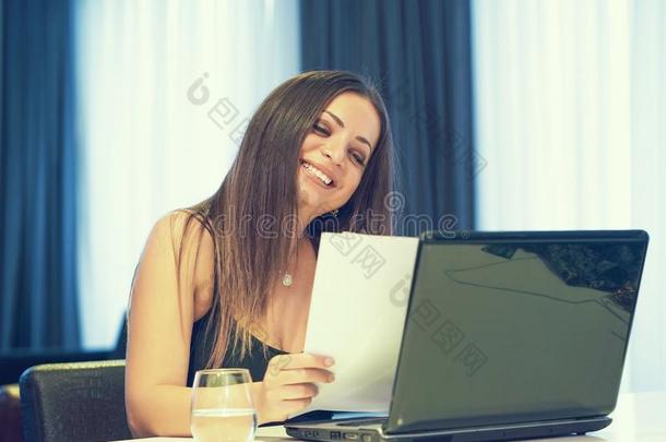 幸福的企业家女人阅读好的新闻采用一信