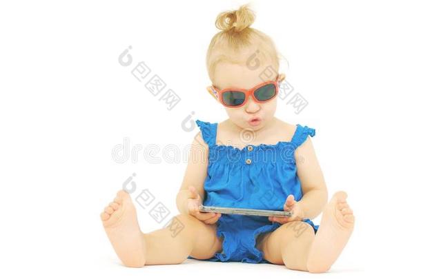 严肃的婴儿使人疲乏的太阳镜相貌在指已提到的人智能手机
