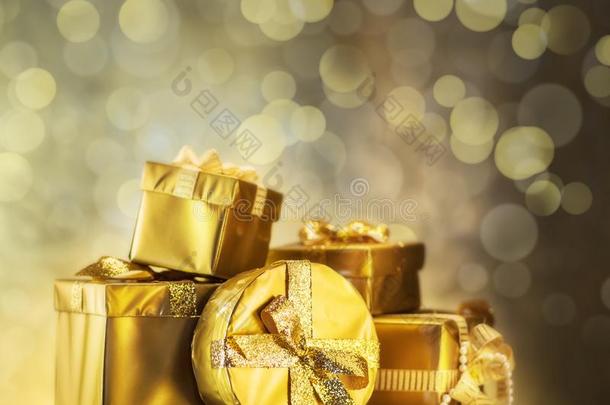 金色的赠品盒同样地一象征关于祝愿一ndcelebr一tion.金色的