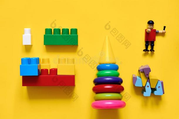 平的放置关于塑料制品和economy<strong>经济</strong>木制的玩具.<strong>发展</strong>中的运动.耶洛