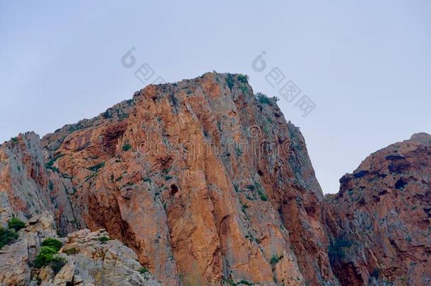 红色的-棕色的悬崖在下面一光蓝色天