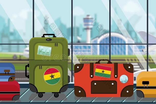 手提箱和加纳人旗有背胶的标签向行李旋转木马采用天空