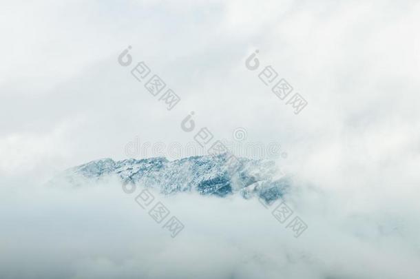 雪山大量的采用云在班夫n在ional公园加拿大