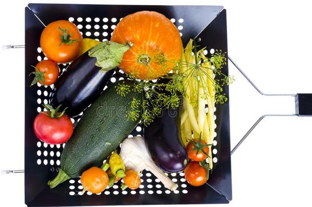 新鲜的季节的蔬菜为油炸采用烧烤平底锅向白色的后面