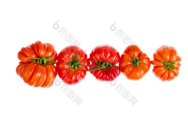 红色的新鲜的牛排番茄向白色的背景