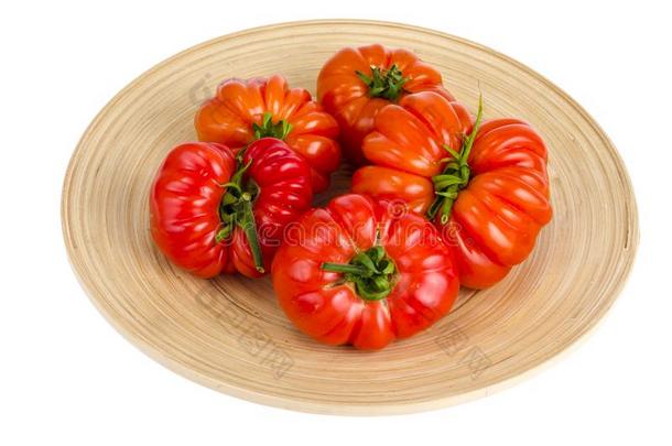 红色的新鲜的牛排番茄向白色的背景