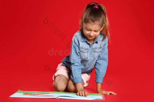 漂亮的小的女孩阅读书向背景