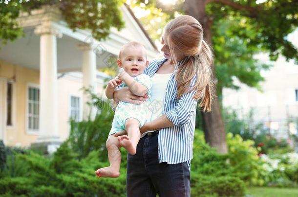 青少年保姆和漂亮的<strong>婴</strong>儿在户外向一天