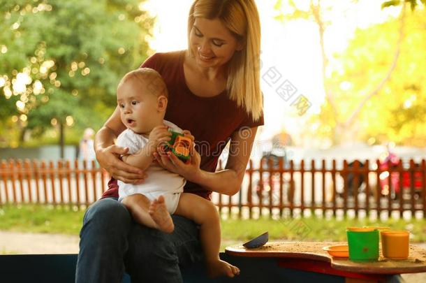 保姆和漂亮的小的<strong>婴</strong>儿演奏和玩具