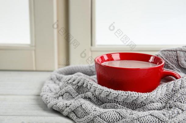 杯子关于热的可可和愈合向窗窗台.冬喝
